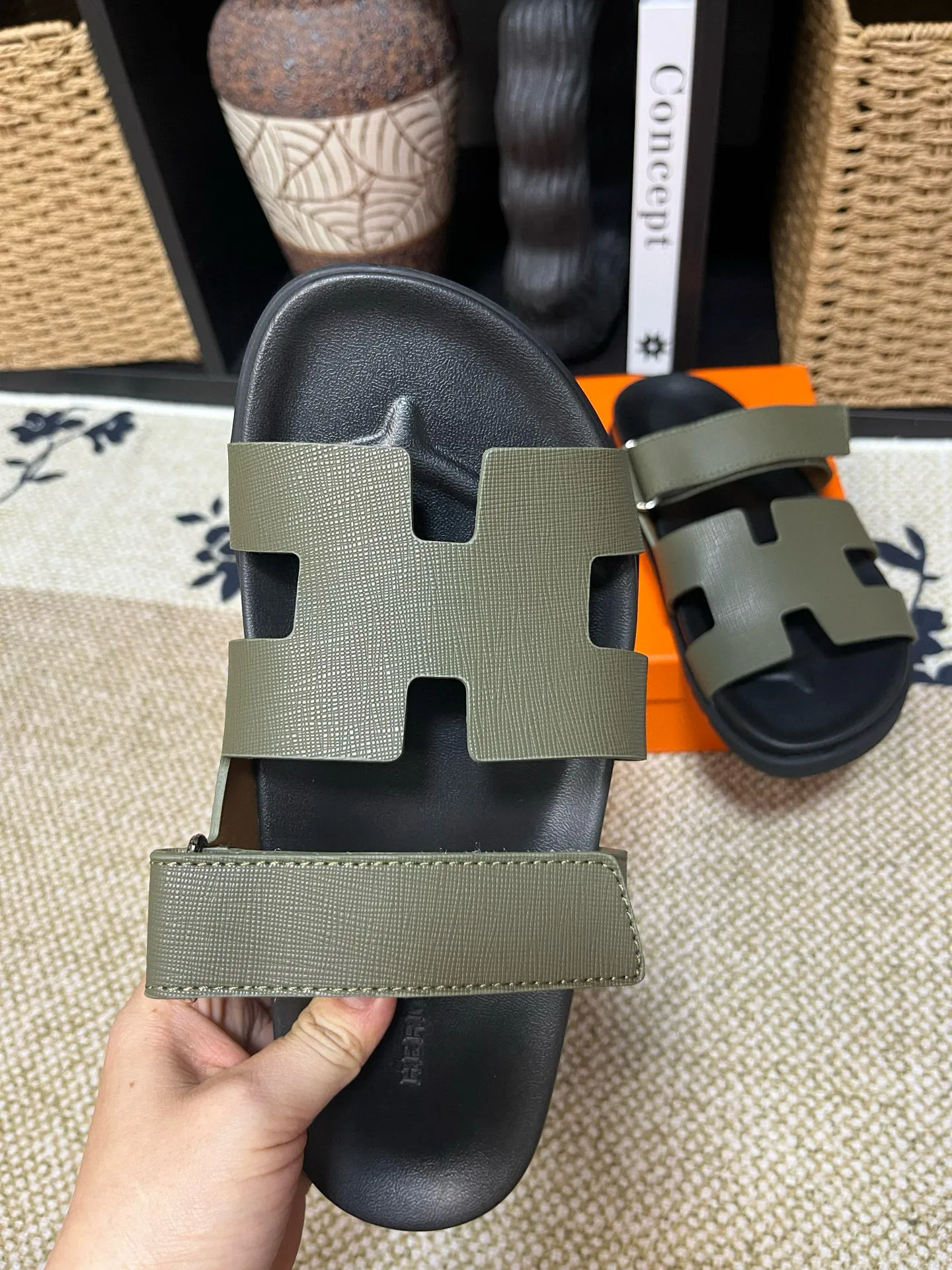 P300 Long-term stock Hermes men’s Kazimir slippers for couples - top quality woven calfskin functional sandals with intertwined uppers inspired by the “H” iconic pattern to create a casual look, perfect for summer. Imported cowhide + cowhide lining + TUP outsole Size: 35-46